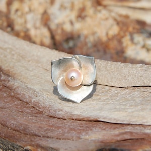 Flower ring in 925/silver and 750/yellow gold with a rose pearl