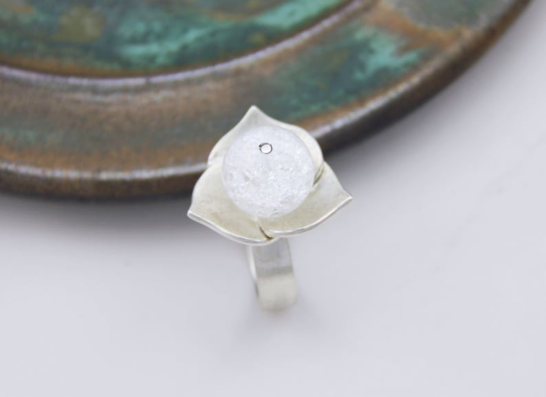 Flower ring in 925silver with rock crystal ball