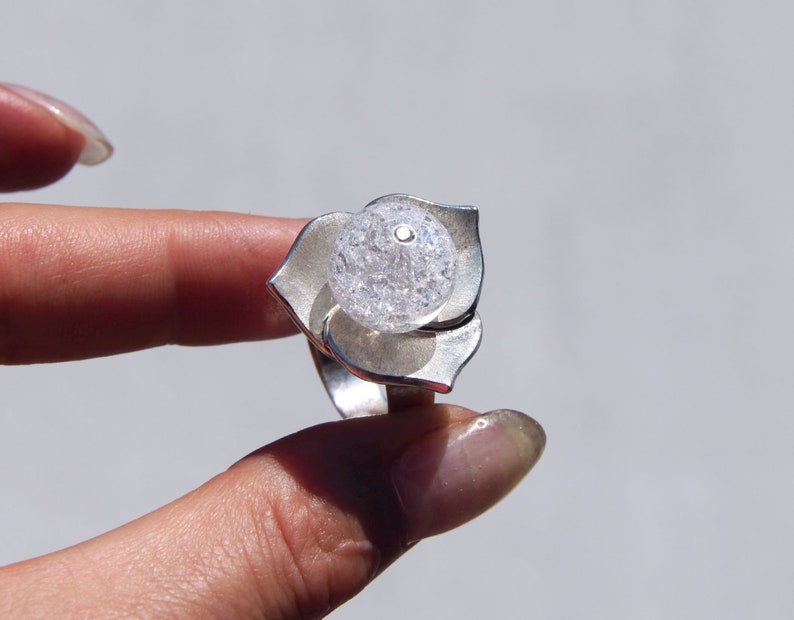 Flower ring in 925silver with rock crystal ball