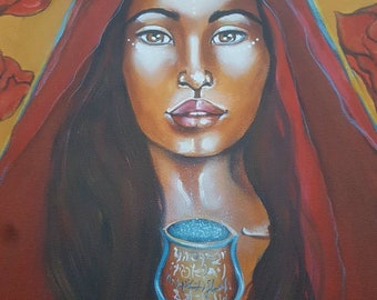 Könnte beinhalten: Ein Gemälde einer Frau mit langen dunklen Haaren, die eine rote Kapuzenrobe trägt. Sie hält einen goldenen Kelch mit blauen und weißen Markierungen. Der Hintergrund ist goldgelb mit einem blauen Auge in der Mitte.