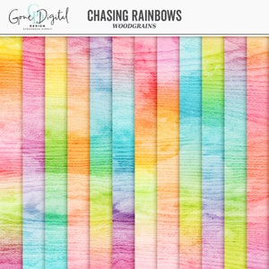 Pu&ograve; includere: Un set di 16 sfondi di carta digitale con trame di venature del legno in uno schema di colori arcobaleno. Il titolo "Chasing Rainbows Woodgrains" &egrave; visualizzato nella parte superiore dell'immagine.