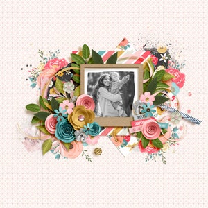 Op de afbeelding: Een zwart-witfoto van een moeder en kind in een lijst, omringd door papieren bloemen, bladeren en decoratief papier. De tekst "SNAPSHOTS ALL THE HEART" is zichtbaar in de afbeelding.