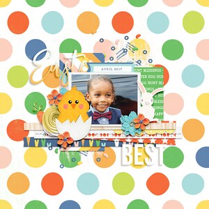 K&ouml;nnte beinhalten: Eine Scrapbook-Seite mit einem Punkte-Hintergrund in den Farben Blau, Gr&uuml;n, Gelb, Orange und Rosa. Die Seite zeigt ein Foto eines l&auml;chelnden Jungen, ein K&uuml;ken, das aus einem Ei schl&uuml;pft, und ein wei&szlig;es Kaninchen. Die Seite ist mit Blumen, B&auml;ndern und anderen Verzierungen dekoriert. Der Text "Easter Best" ist in wei&szlig;en Buchstaben auf blauem Hintergrund geschrieben.