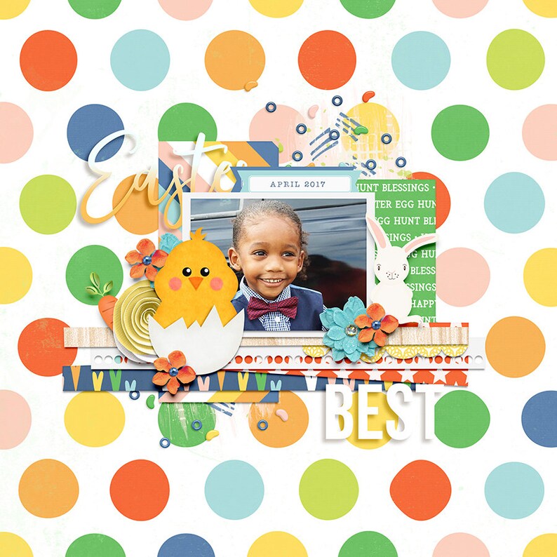 K&ouml;nnte beinhalten: Eine Scrapbook-Seite mit einem Punkte-Hintergrund in den Farben Blau, Gr&uuml;n, Gelb, Orange und Rosa. Die Seite zeigt ein Foto eines l&auml;chelnden Jungen, ein K&uuml;ken, das aus einem Ei schl&uuml;pft, und ein wei&szlig;es Kaninchen. Die Seite ist mit Blumen, B&auml;ndern und anderen Verzierungen dekoriert. Der Text "Easter Best" ist in wei&szlig;en Buchstaben auf blauem Hintergrund geschrieben.