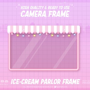 Peut inclure: Une auvent rayée rose et blanche avec des guirlandes lumineuses est suspendue au-dessus d'un cadre de fenêtre en verre transparent. Le cadre est placé sur un fond à carreaux rose et blanc. Le texte "ICE-CREAM PARLOR FRAME" est sous le cadre.