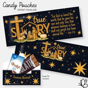 Op de afbeelding: Donkerblauwe snoepzakjes met gouden sterren en de woorden "true story". De zakjes bevatten een illustratie van de kerststal en de tekst "For God so loved the world..." en "Christmas Blessings!".
