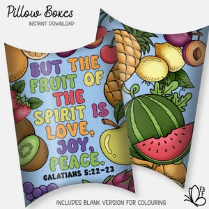 Op de afbeelding: Twee kussendozen met een lichtblauwe achtergrond, met kleurrijke illustraties van verschillende vruchten zoals watermeloen, kiwi en kersen. Tekst op de dozen luidt "BUT THE FRUIT OF THE SPIRIT IS LOVE, JOY, PEACE." en "GALATIANS 5:22-23".