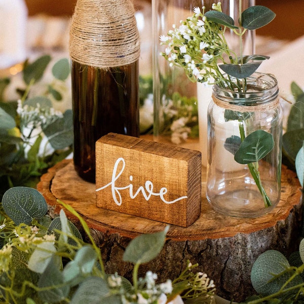 Numéros de table en bois. Numéros de table de mariage respectueux de l'environnement.