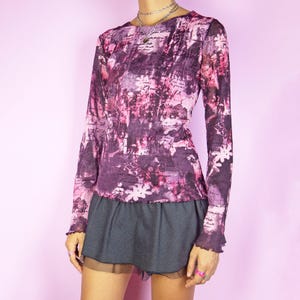 Top de malla con estampado vintage morado, dobladillo ondulado transparente, años 2000 (talla mediana)