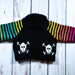 ベビーゴス ニット スカル パーカー フーディ カーディガン ジャケット 服 ブラック レインボー パンク エモ ゴシック ホラー ハロウィン オルタナティブ 不気味 ギフト 0-12 M