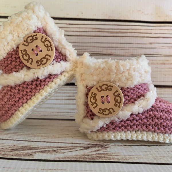 Handgestrickte Baby Mädchen Stiefel Booties Hausschuhe Schuhe Kleidung Snugg Schaffell Stil rosa Holz Knopf Soft Tops 0-12M