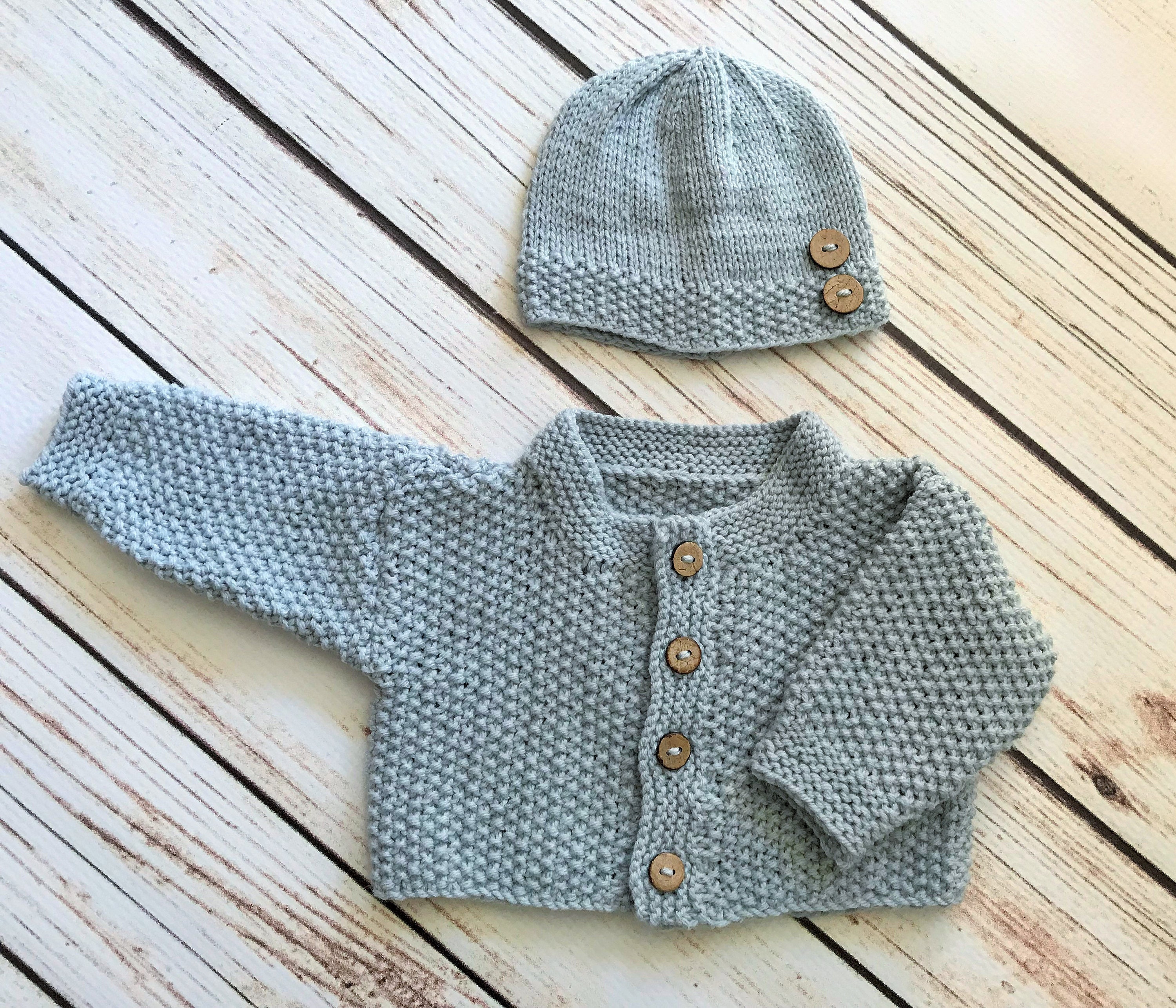 Hand Knitted Baby Hat /& Shoes 0-3 Months White Shimmer With Bows