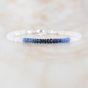 Pulsera de zafiro degradado y piedra lunar arcoíris en plata de ley, oro laminado o oro rosa, con delicadas cuentas facetadas de 3,5 mm de gema azul degradada.