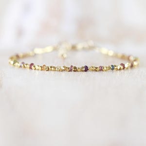 Pulsera de zafiro Tundra y oro vermeil de 14 quilates, delicada pulsera fina apilable con piedras preciosas multicolores, delicada joya con cuentas pequeñas para mujer.