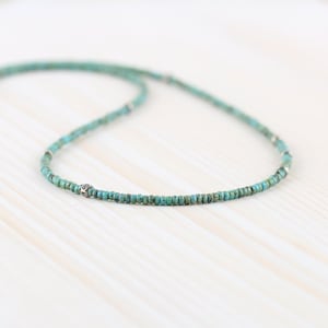 Collar de cuentas turquesas y plata de ley, gargantilla bohemia con pequeñas cuentas, delicada joyería minimalista en verde y azul, regalo para ella.