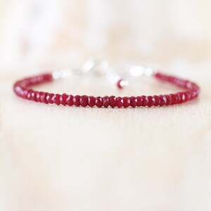 Bracelet rubis délicat en argent sterling, or 14 carats ou or rose rempli, perles de pierres précieuses à facettes de 3 mm, bracelet délicat à superposer