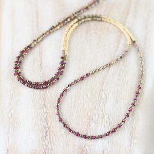 ロードライトガーネット、ミユキシードビーズ＆ゴールドフィルドネックレス、繊細な小さな赤い宝石のラップブレスレット、女性のための長く繊細な重ね付けネックレス