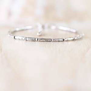 Sterling & Karen Hill Tribe Silber Zierliches Armband, Oxidiertes Gänseblümchen Abdruck Rohr Perlenarmband, Zartes Boho Stacking Armband für Frauen