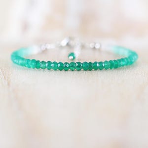Pulsera delicada de ónix verde esmeralda en plata de ley, oro o oro rosa relleno, con piedras preciosas ombré delicadas, cuentas redondas facetadas de 3,5 mm.