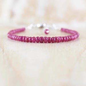 Bracelet rubis en argent sterling, or ou or rose, pierres précieuses fines et délicates Bracelet empilable avec perles graduées de 3 à 4 mm