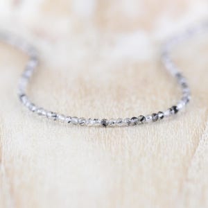 Collier avec quartz rutilé noir en argent sterling, or ou or rose, ras de cou délicat avec pierres précieuses à facettes de 2,2 mm, long collier à superposition