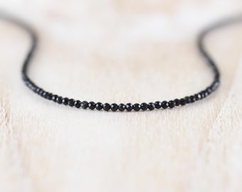 Halskette mit schwarzen Turmalinperlen, Sterlingsilber, vergoldeter Choker