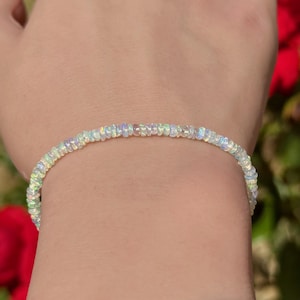 Bracelet délicat en opale Welo d'Éthiopie, monté sur argent sterling, plaqué or jaune ou rose 14 carats, avec de fines perles de 2,7 à 3 mm.