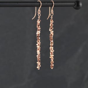 Pendientes colgantes de oro rosa laminado con cuentas heishi cuadradas de vermeil, pendientes largos y finos ligeros que llaman la atención, con cierre de gancho o palanca.