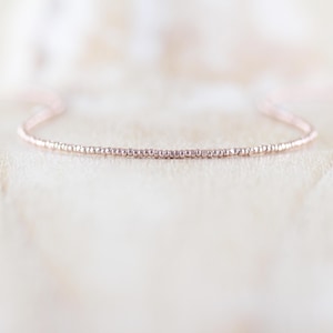 Delicado collar de cuentas de oro rosa, gargantilla con pequeñas cuentas checas Charlotte y relleno de oro rosa, collar largo y sencillo de capas para mujer.