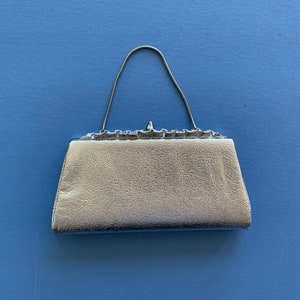 Monedero vintage de los años 60 ~ Bolso de mano ~ Monedero vintage con forro negro ~ 9 1/2 pulgadas de largo por 5 pulgadas de ancho, se adapta a cualquier teléfono celular ~ Gran estado