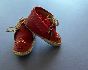 1970’s Vintage Baby Moccasins Shoes ~ Red Leather And Hand Beaded, Beautifully Made In Very Good Condition
