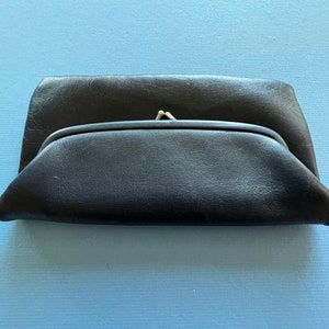 Embrague vintage de la década de 1960 ~ Monedero de cuero azul marino con cierre de cierre ~ 8 por 9 pulgadas ~ Gran calidad y condición ~ Se adapta a cualquier teléfono celular