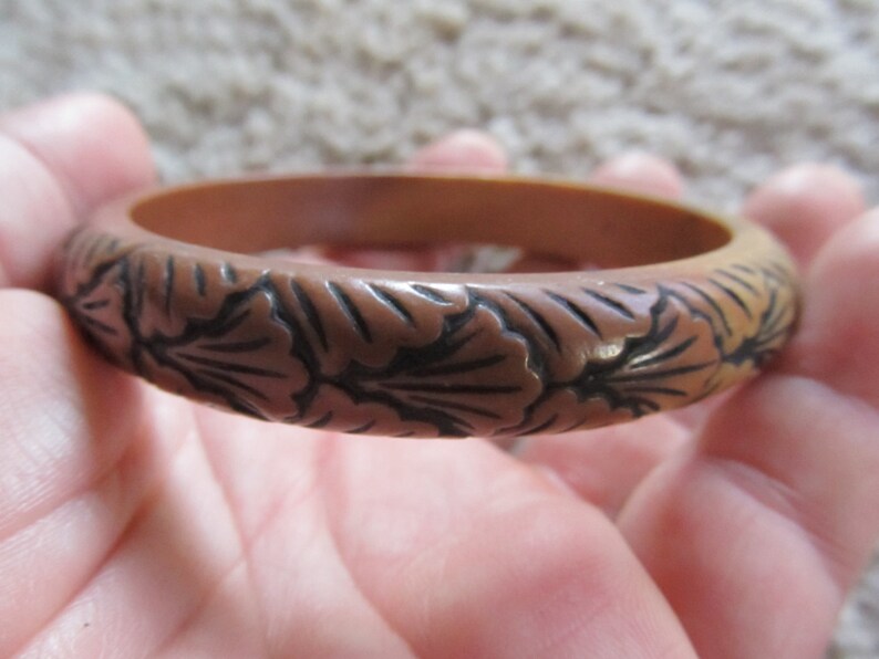 1960s Carved Brown Lucite Bangle