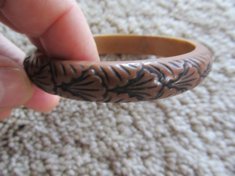 1960s Carved Brown Lucite Bangle