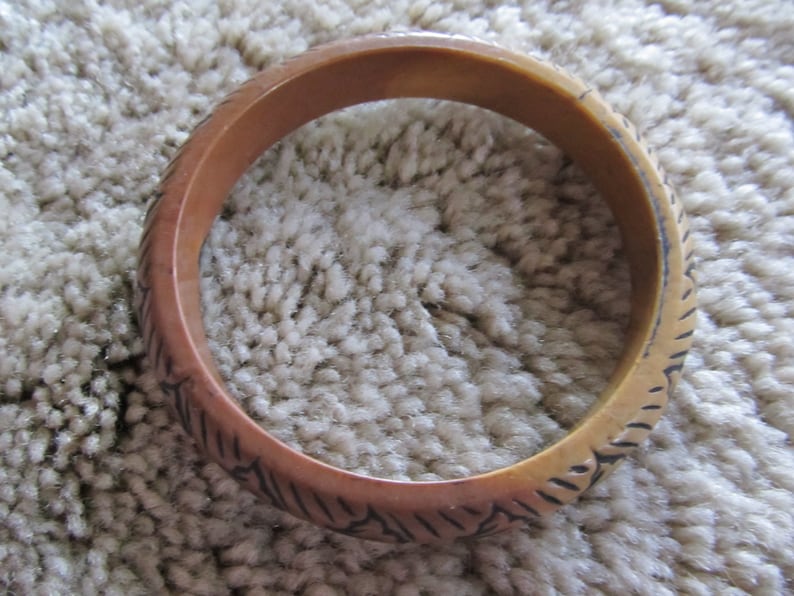 1960s Carved Brown Lucite Bangle