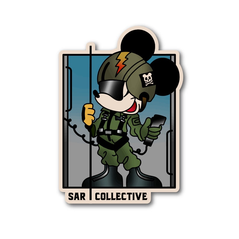 Puede incluir: Una ilustraci&oacute;n de dibujos animados de Mickey Mouse vestido como piloto, con un traje de vuelo verde, un casco negro con un rayo y una calavera y huesos cruzados, y gafas de sol. La imagen est&aacute; en un marco rectangular con el texto "SAR COLLECTIVE" en la parte inferior.