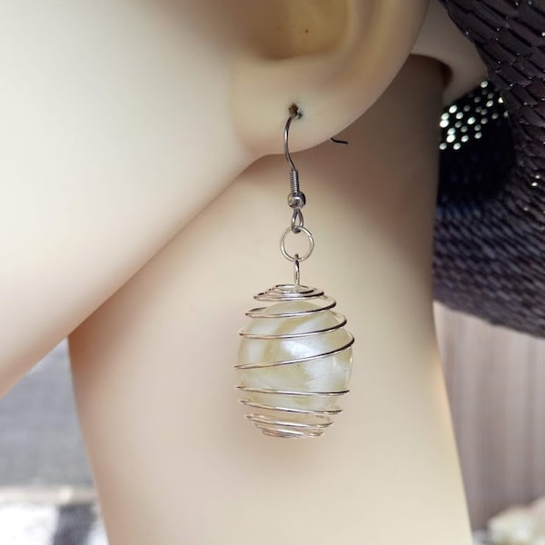 Cadeau parfait, Boucles d'oreilles cage renfermant une belle agate blanc crème nuancé, crochet métal argenté sans nickel