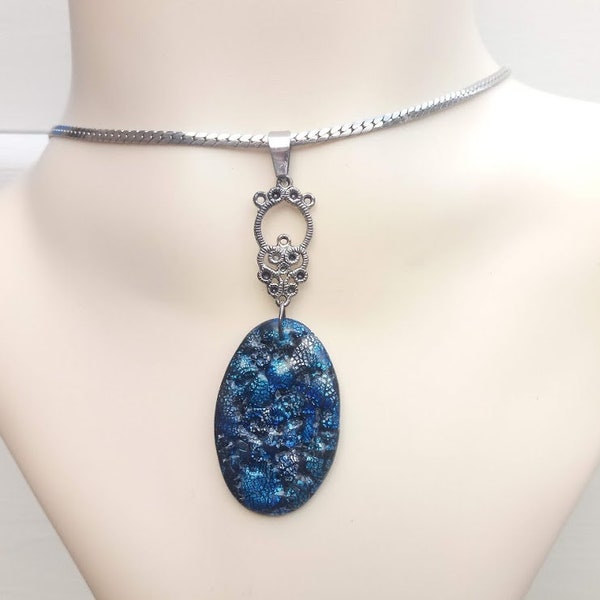 Cadeau parfait, Collier mi-long chaîne argentée et pendentif fimo bleu, fermoir mousqueton métal argenté