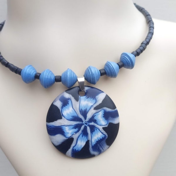 Cadeau parfait, collier ras de cou fil mémoire, perles papier verni bleu, fimo bleu, perles de bois noir et fermoir mousquetonc