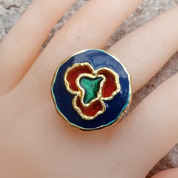 Cadeau parfait, Bague bouton style art déco, cabochon émail bleu, vert et doré, latex rouge, support ajustable argenté sans nickel