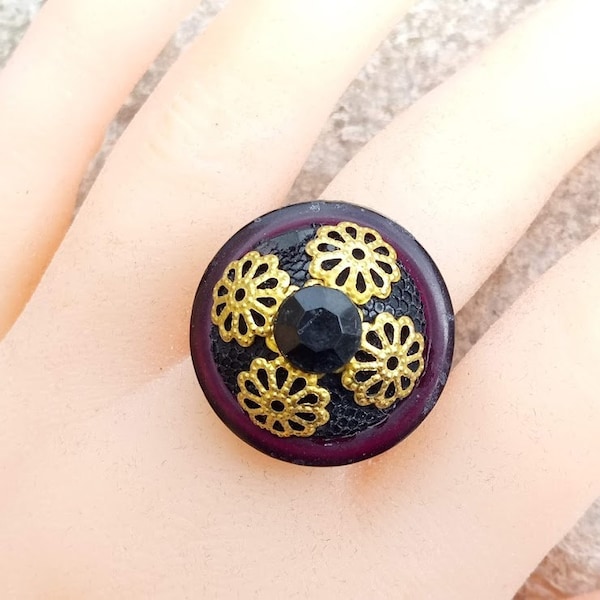 Cadeau parfait, Bague gros cabochon bombé noir avec de jolies coupelles métal doré ciselé, support métal bronze ajustable sans nickel