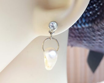 Cadeau parfait, Boucles d'oreilles strass zirconium et perles baroques, très légères, attaches puces, idéales pour un mariage