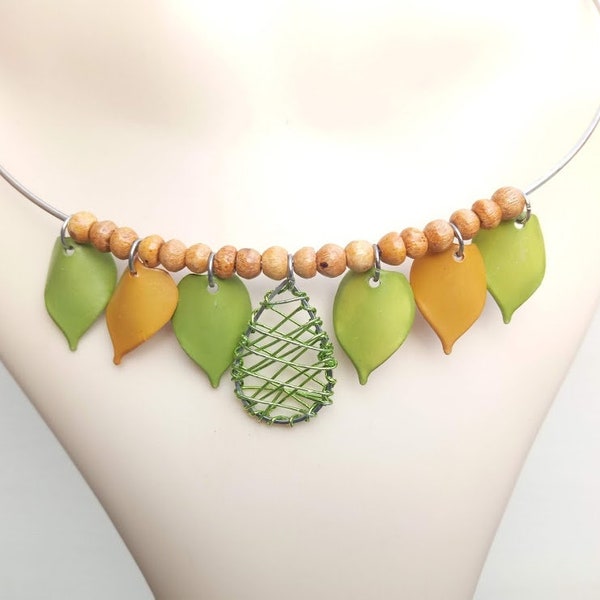 Cadeau parfait, collier nature, ras de cou argenté, bois ivoire, pétales émail vert et jaune, pendentif goutte, fils aluminium vert