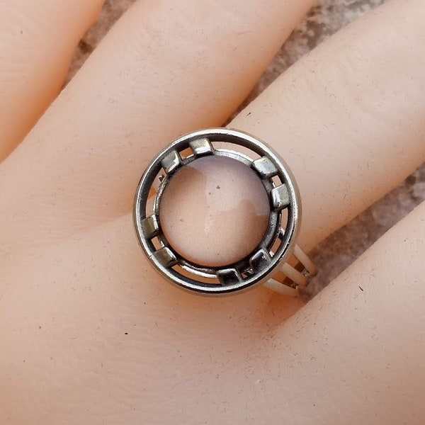 Cadeau parfait, bague style vintage, cabochon bouton argenté et nacre rose saumoné, support ajustable triple anneau argenté sans nickel