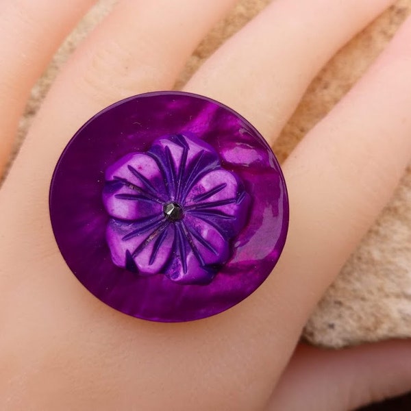 Cadeau parfait, Bague ajustable style bohème, cabochon géant bouton nacre violine et cabochon fleur violette en résine