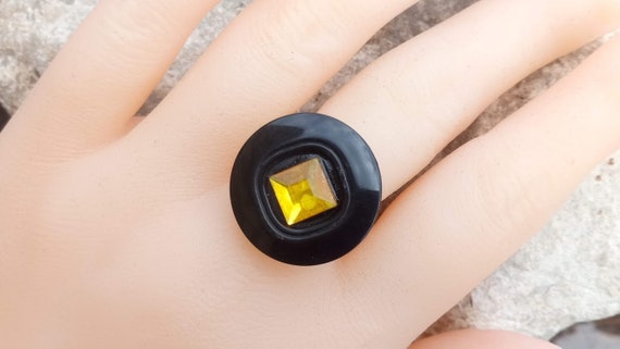 Cadeau parfait, bague noire et jaune, cabochon bouton acrylique noir brillant et strass jaune d'or, support ajustable doré sans nickel