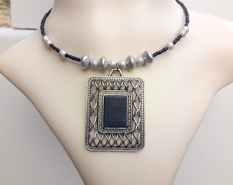 Cadeau parfait, Collier ras de cou style Rock, grand médaillon métal argenté et cuir noir, perles de verre noir et perles métal argenté