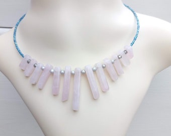 Cadeau parfait, Collier perles de nacre et perles de rocaille bleues, ras de cou quartz rose, fermoir mousqueton