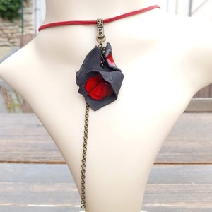 Perfekt present, långt halsband med rött och svart keramikhänge, bronsfärgad metallkedja, röd mockachoker