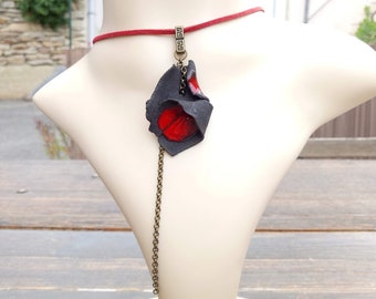Perfektes Geschenk: lange Halskette mit rotem und schwarzem Keramikanhänger, bronzefarbene Metallkette, rotes Wildlederhalsband
